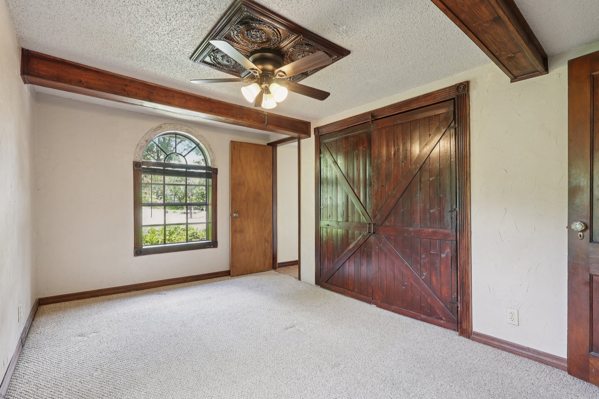 1620 Yvonne St-S2507-023.jpg
