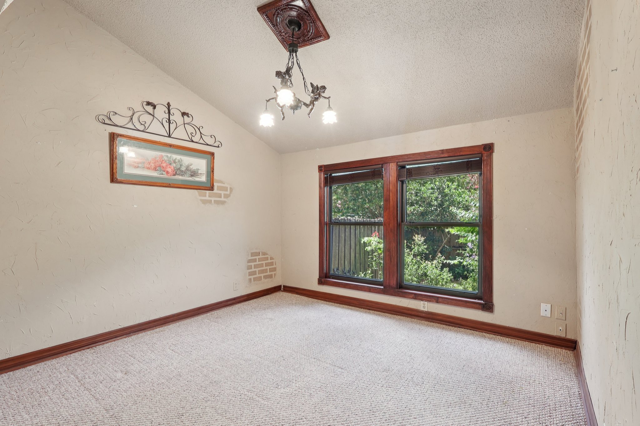 1620 Yvonne St-S2507-026.jpg