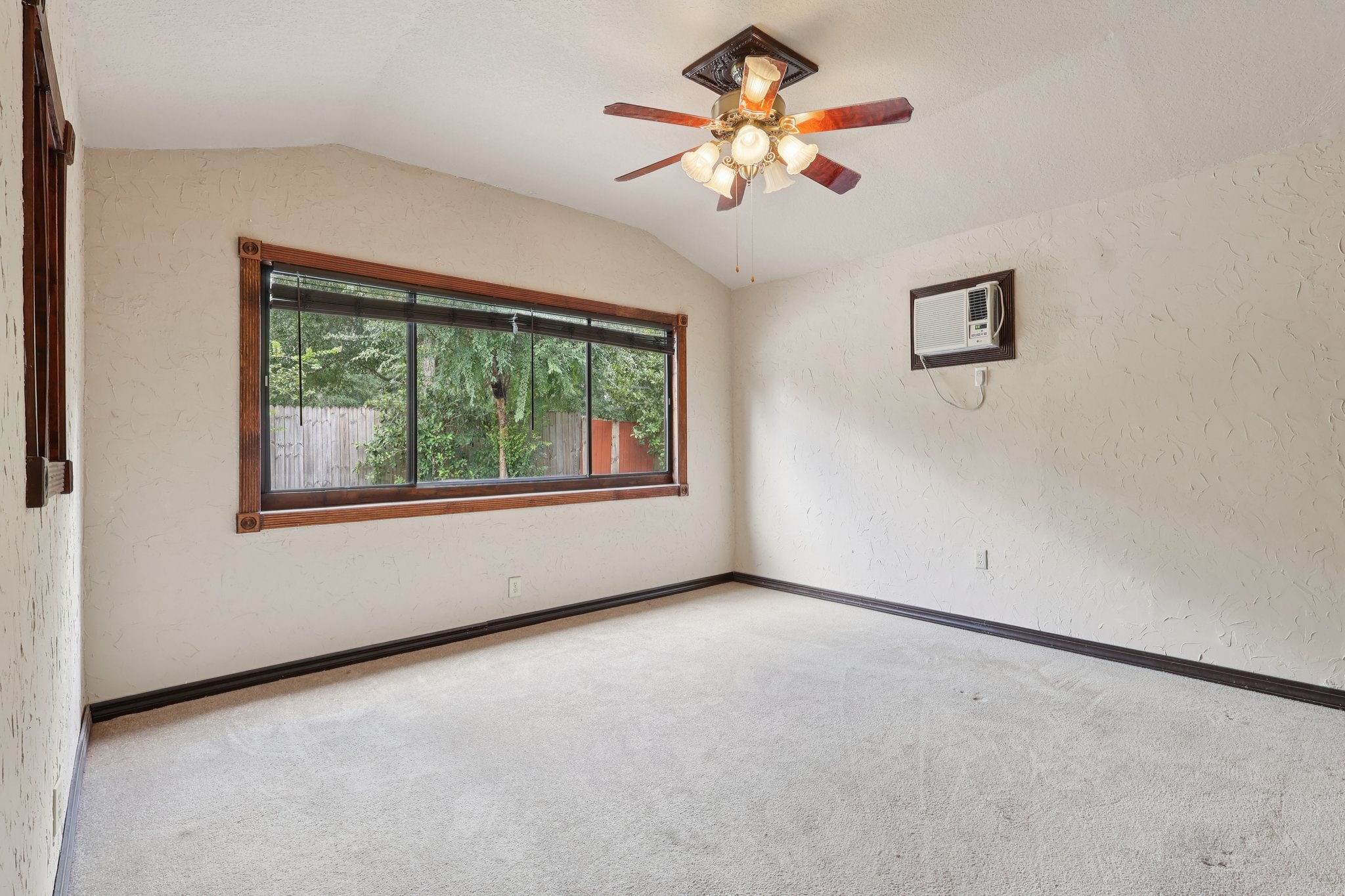 1620 Yvonne St-S2507-030.jpg