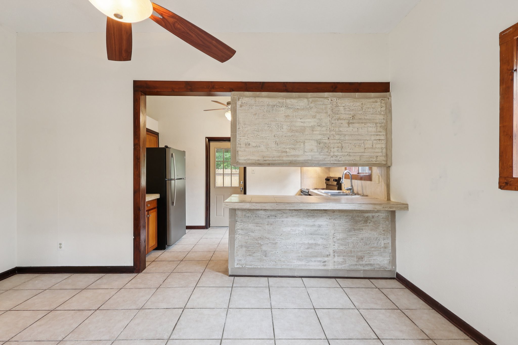 1620 Yvonne St-S2507-041.jpg