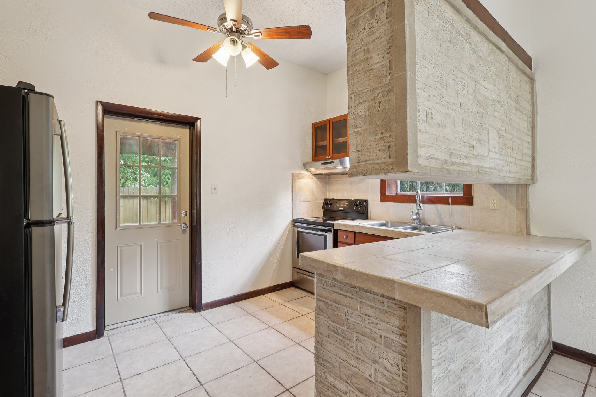 1620 Yvonne St-S2507-042.jpg