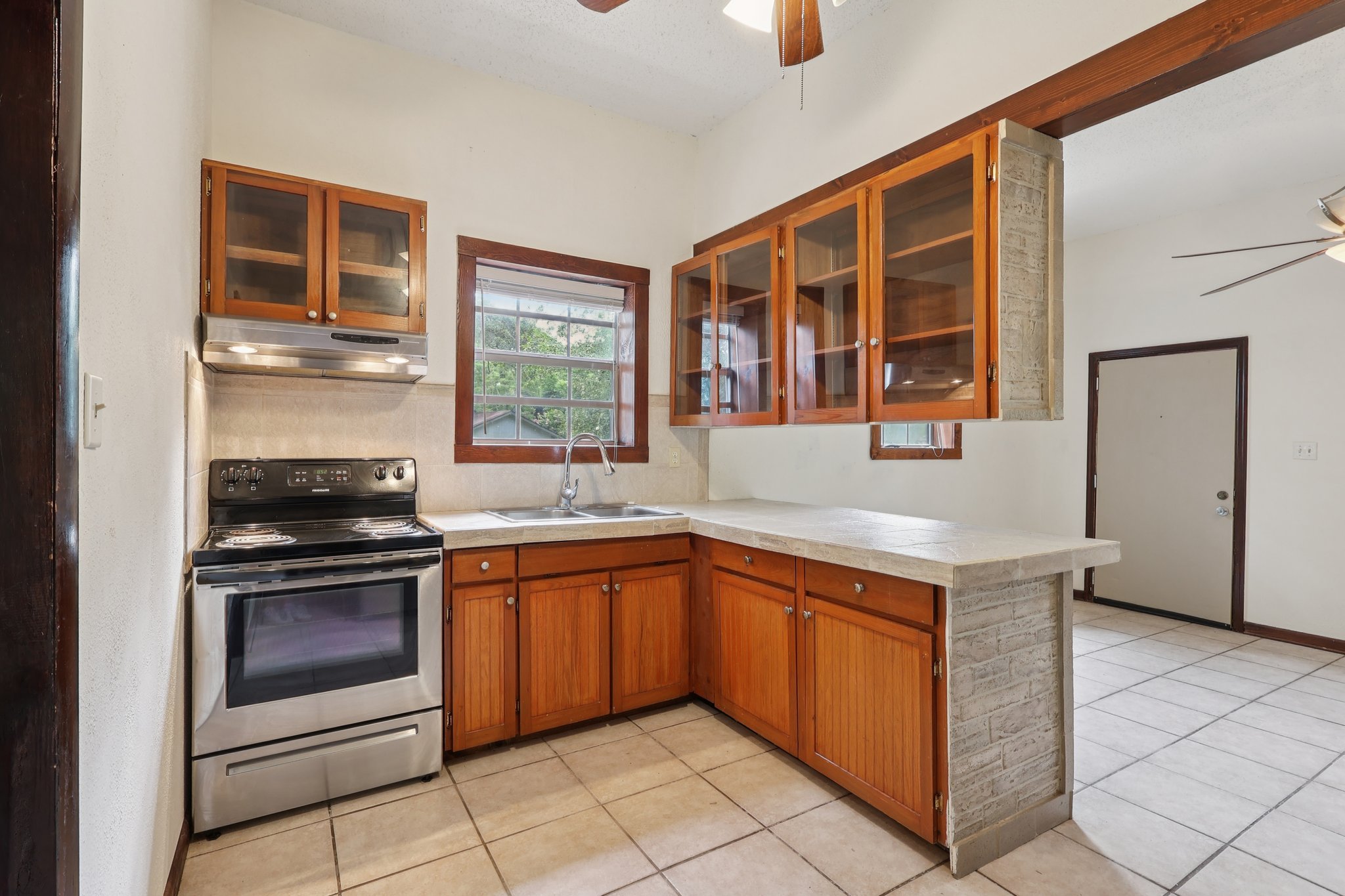 1620 Yvonne St-S2507-043.jpg
