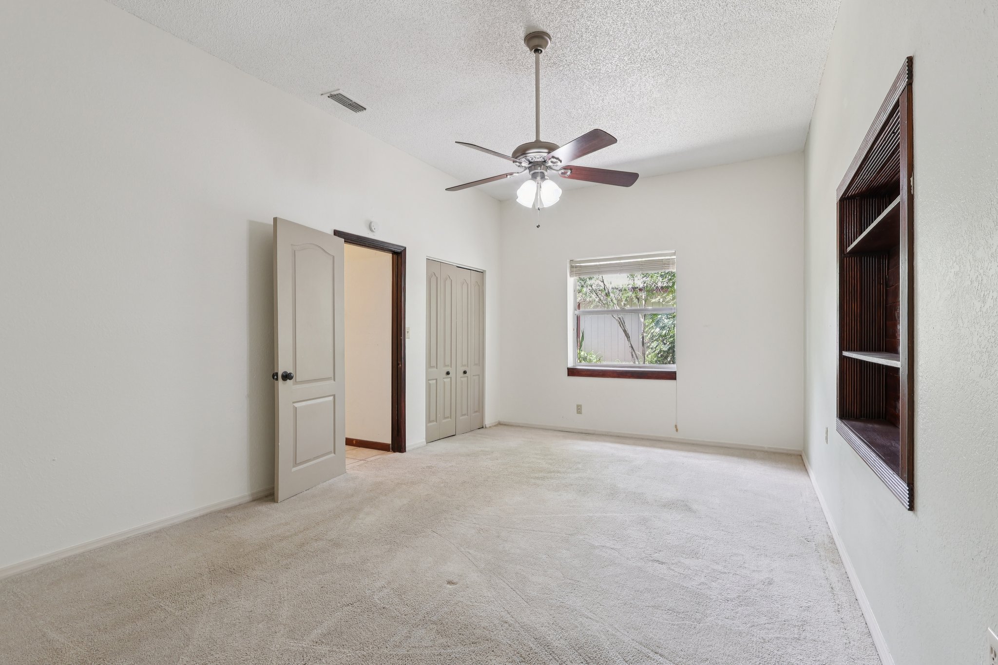 1620 Yvonne St-S2507-048.jpg