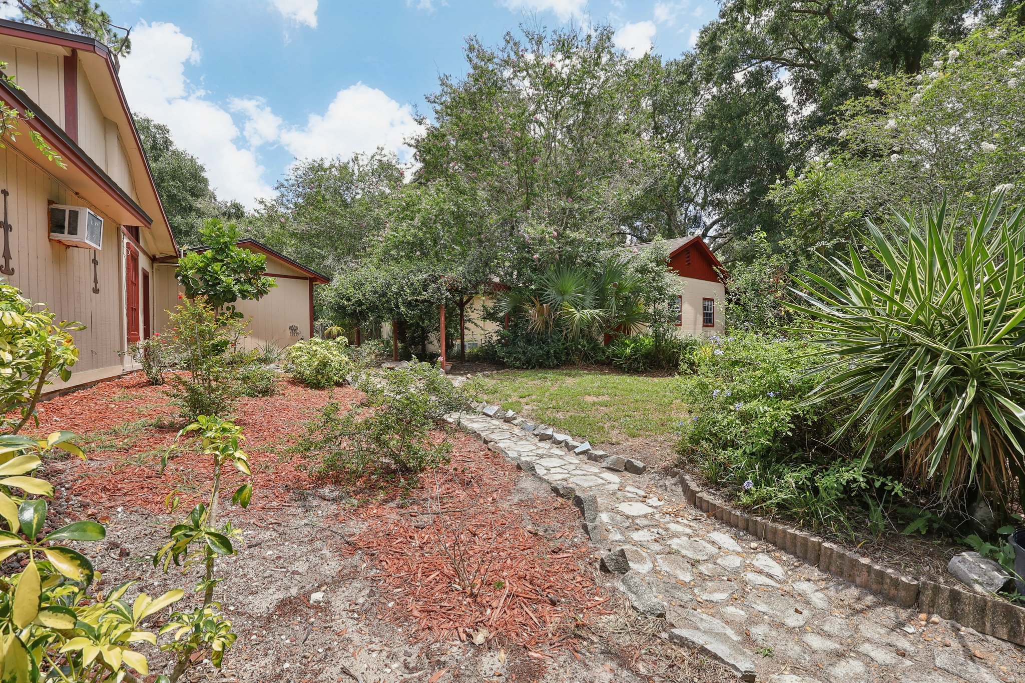 1620 Yvonne St-S2507-055.jpg