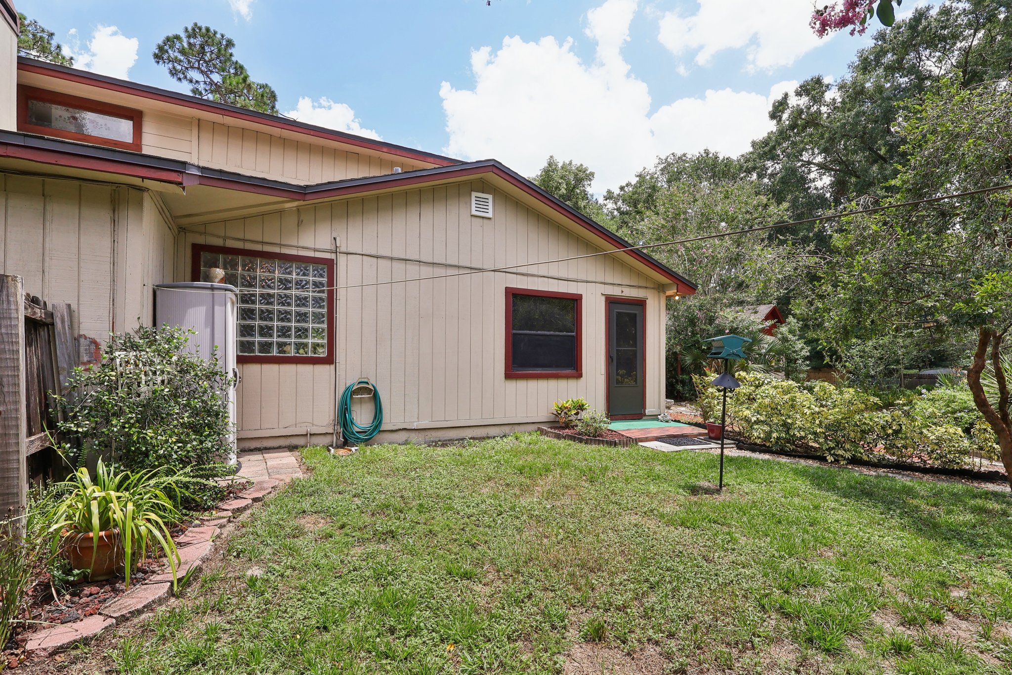1620 Yvonne St-S2507-057.jpg