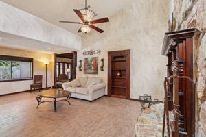 1620 Yvonne St-S2507-013.jpg