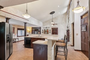 1620 Yvonne St-S2507-019.jpg