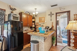 1620 Yvonne St-S2507-036.jpg