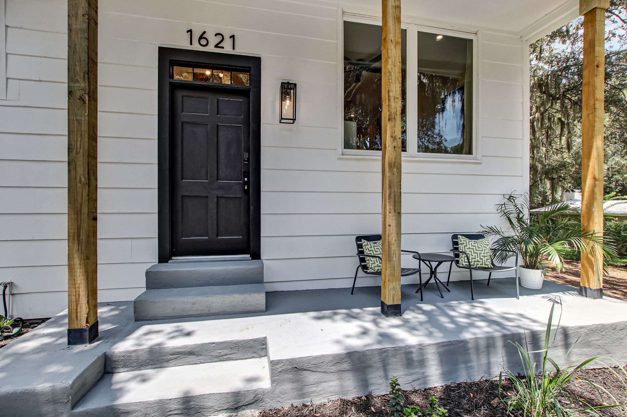 Front Porch/Entrance