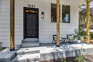 Front Porch/Entrance