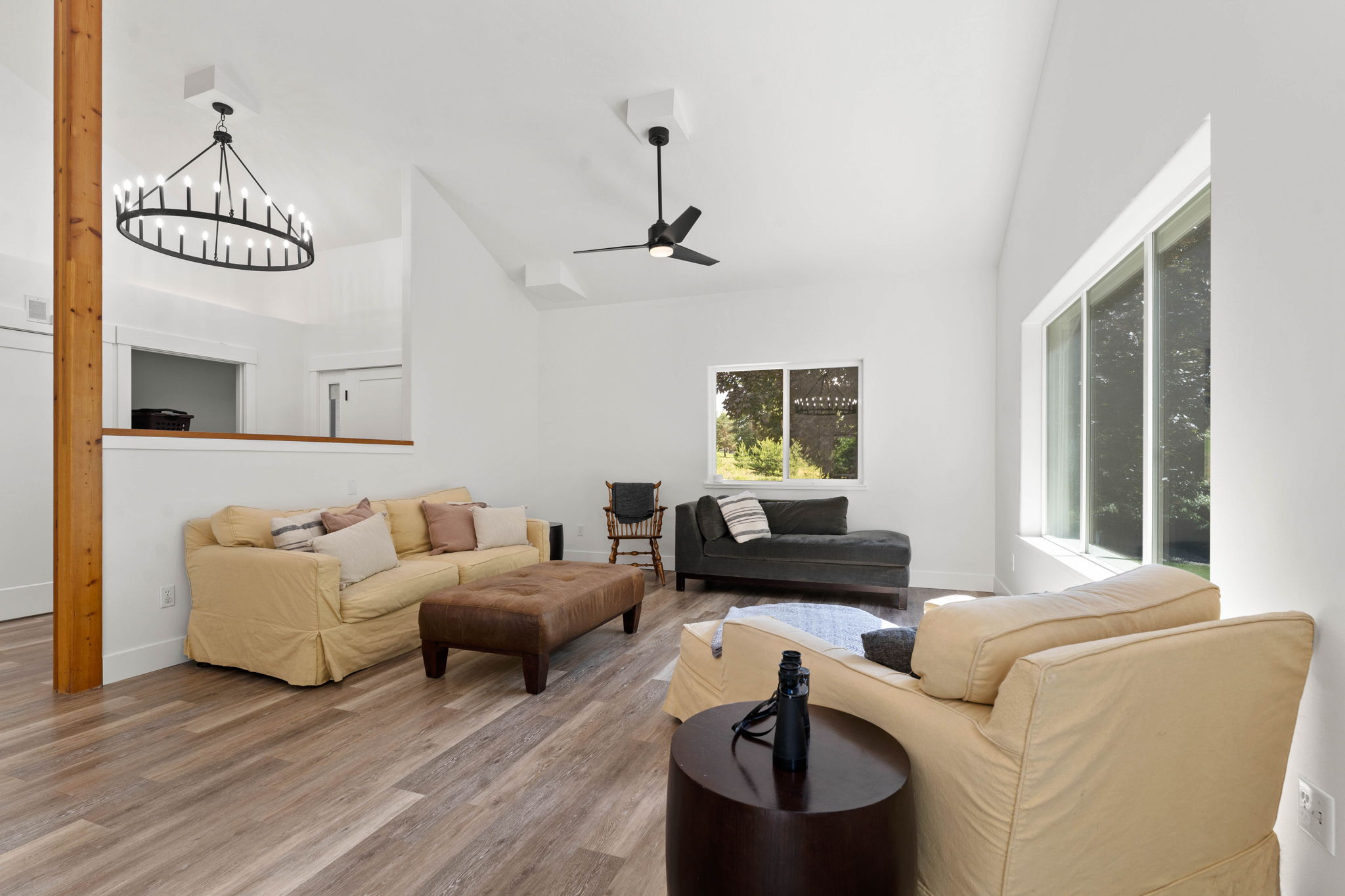 Living Room/Entry