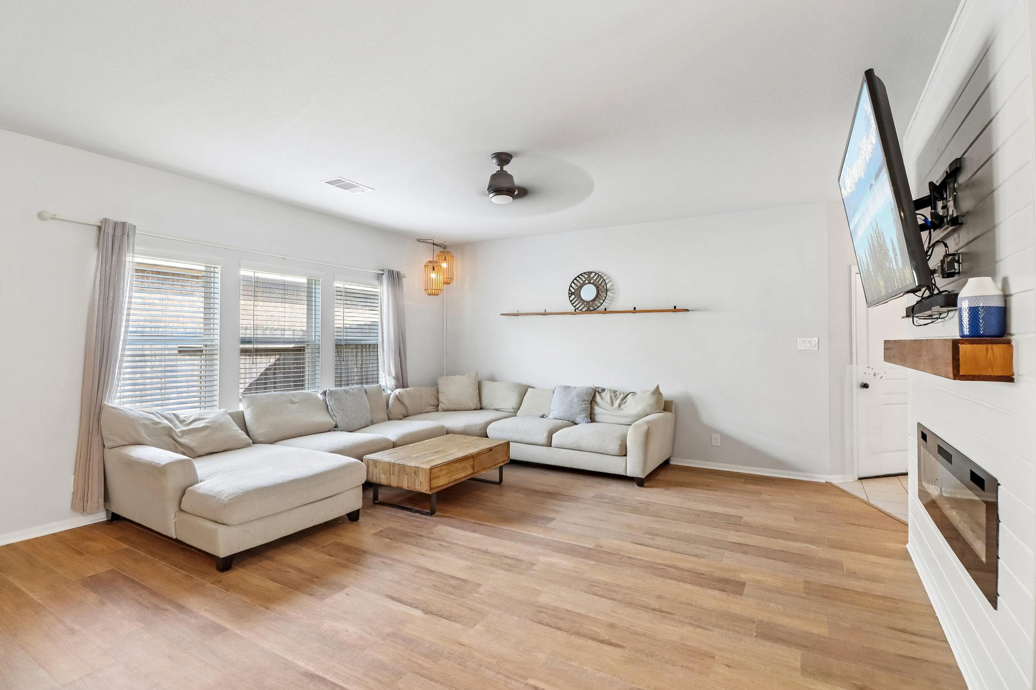 Centennial Light Dr-S0110-006.jpg