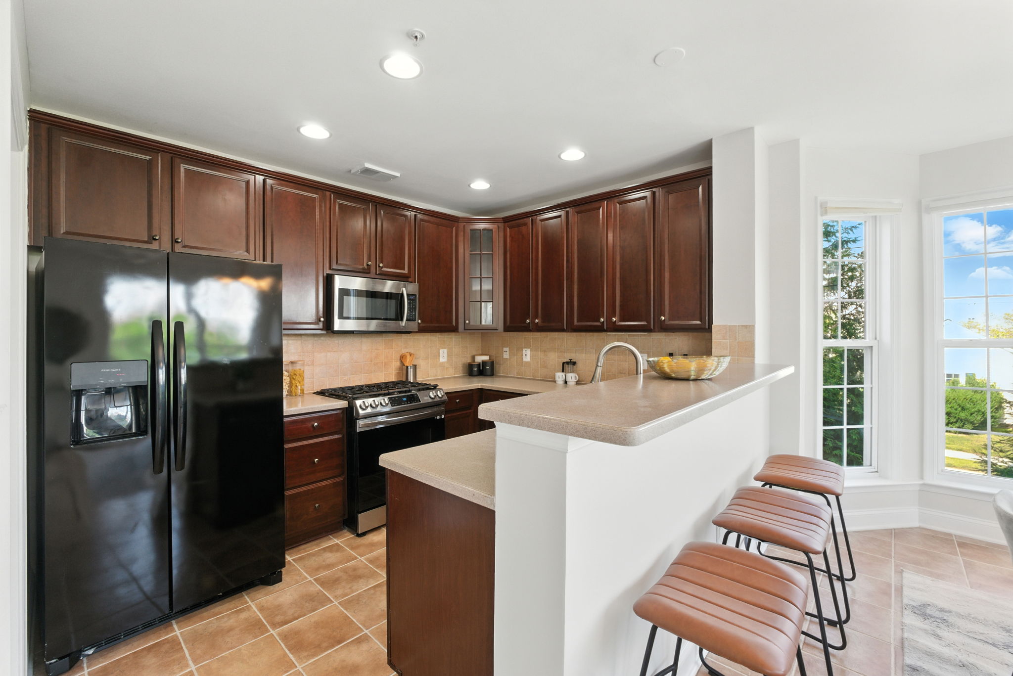 Gourmet Kitchen w/ Breakfast Bar