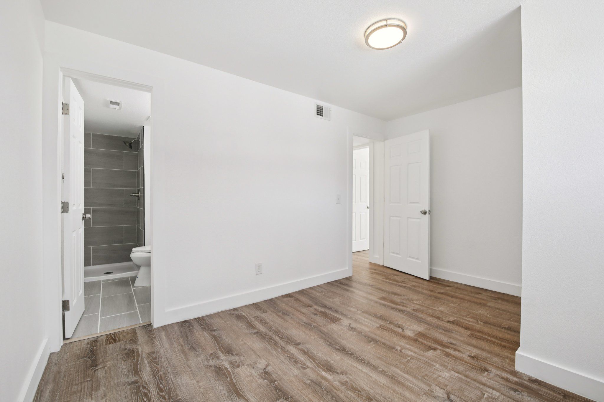 W 10th Ave E3-S1703-015.jpg