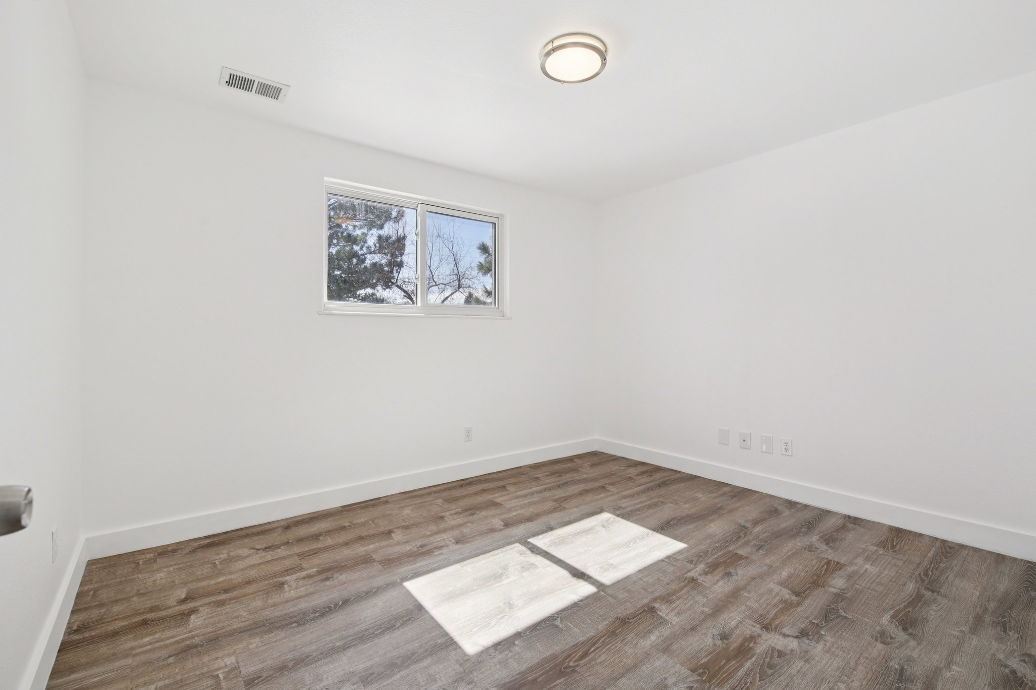 W 10th Ave E3-S1703-017.jpg