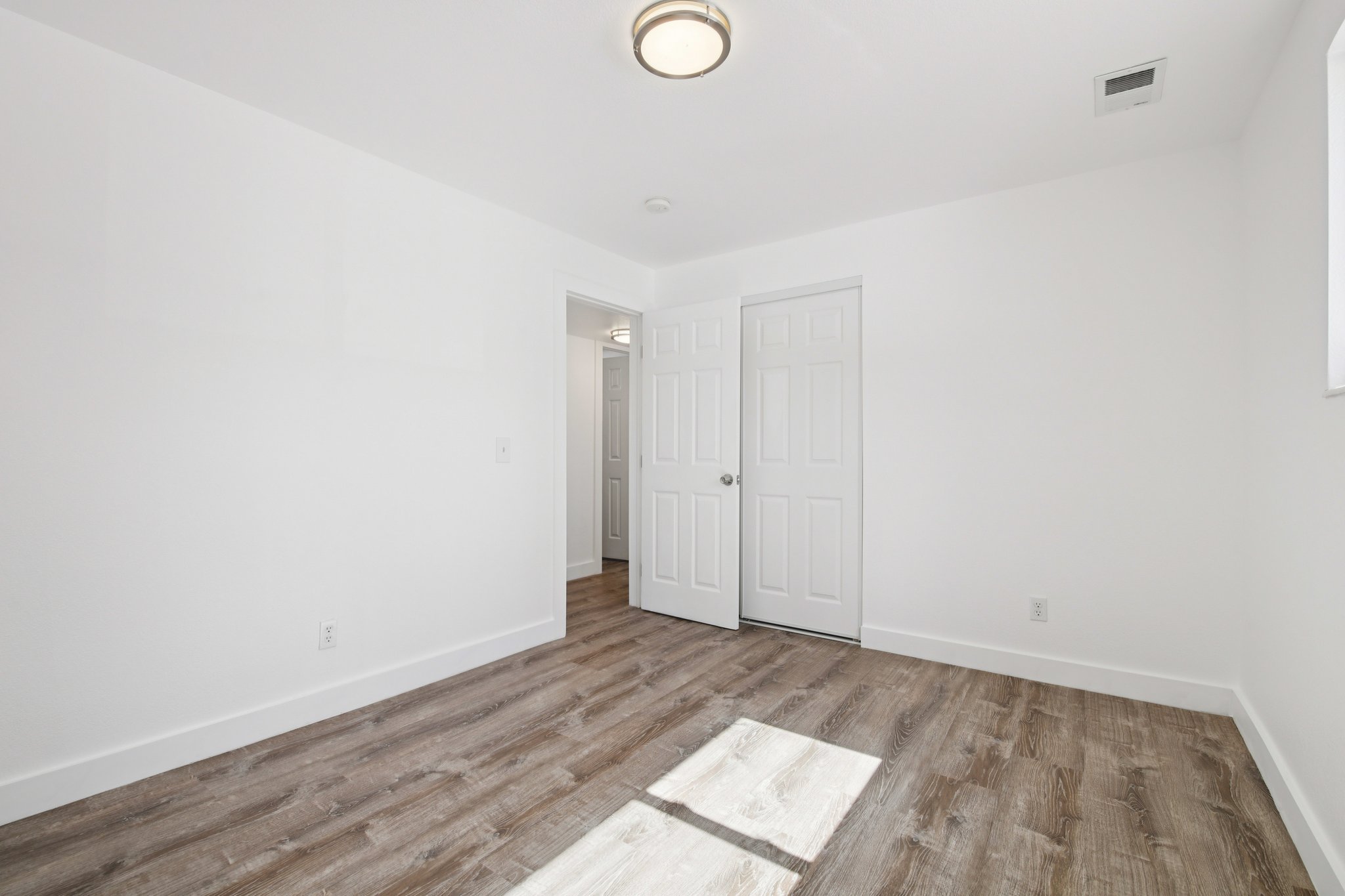 W 10th Ave E3-S1703-018.jpg