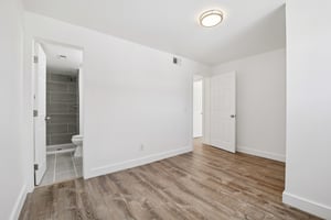 W 10th Ave E3-S1703-015.jpg