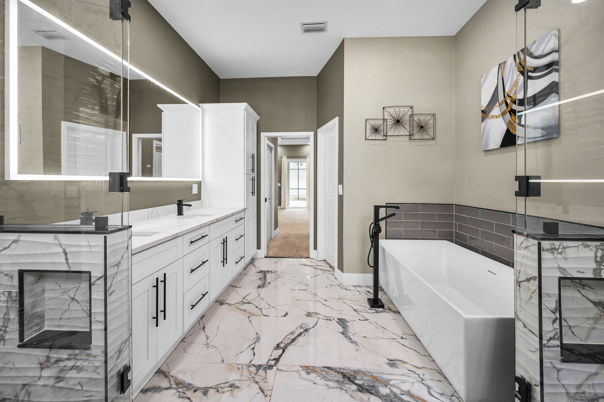 Primary Bathroom1e