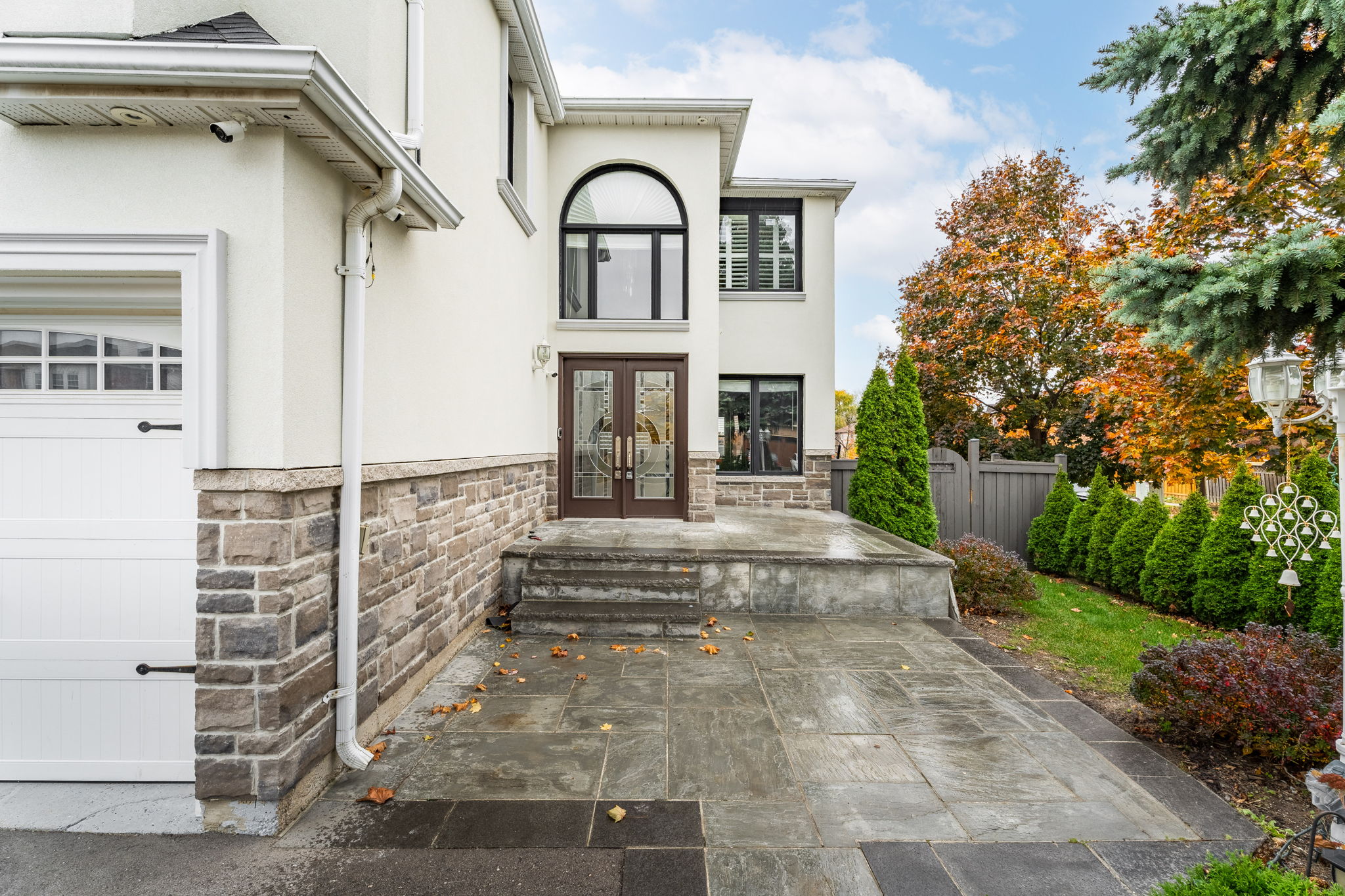 Front Porch/Entrance