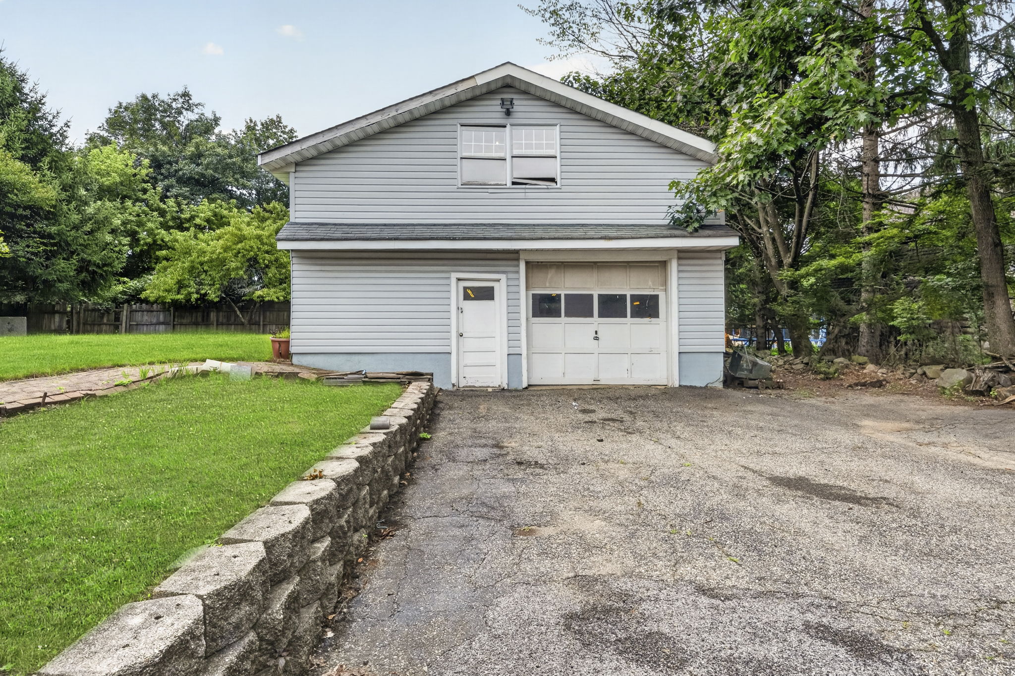 Detached Garage: One of the property’s most notable features is the detached tandem garage with a loft. Accommodating up to 5 cars, it also offers exceptional space for hobbies and storage. The oversized driveway provides plenty of additional parking.