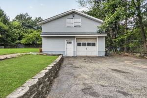 Detached Garage: One of the property’s most notable features is the detached tandem garage with a loft. Accommodating up to 5 cars, it also offers exceptional space for hobbies and storage. The oversized driveway provides plenty of additional parking.