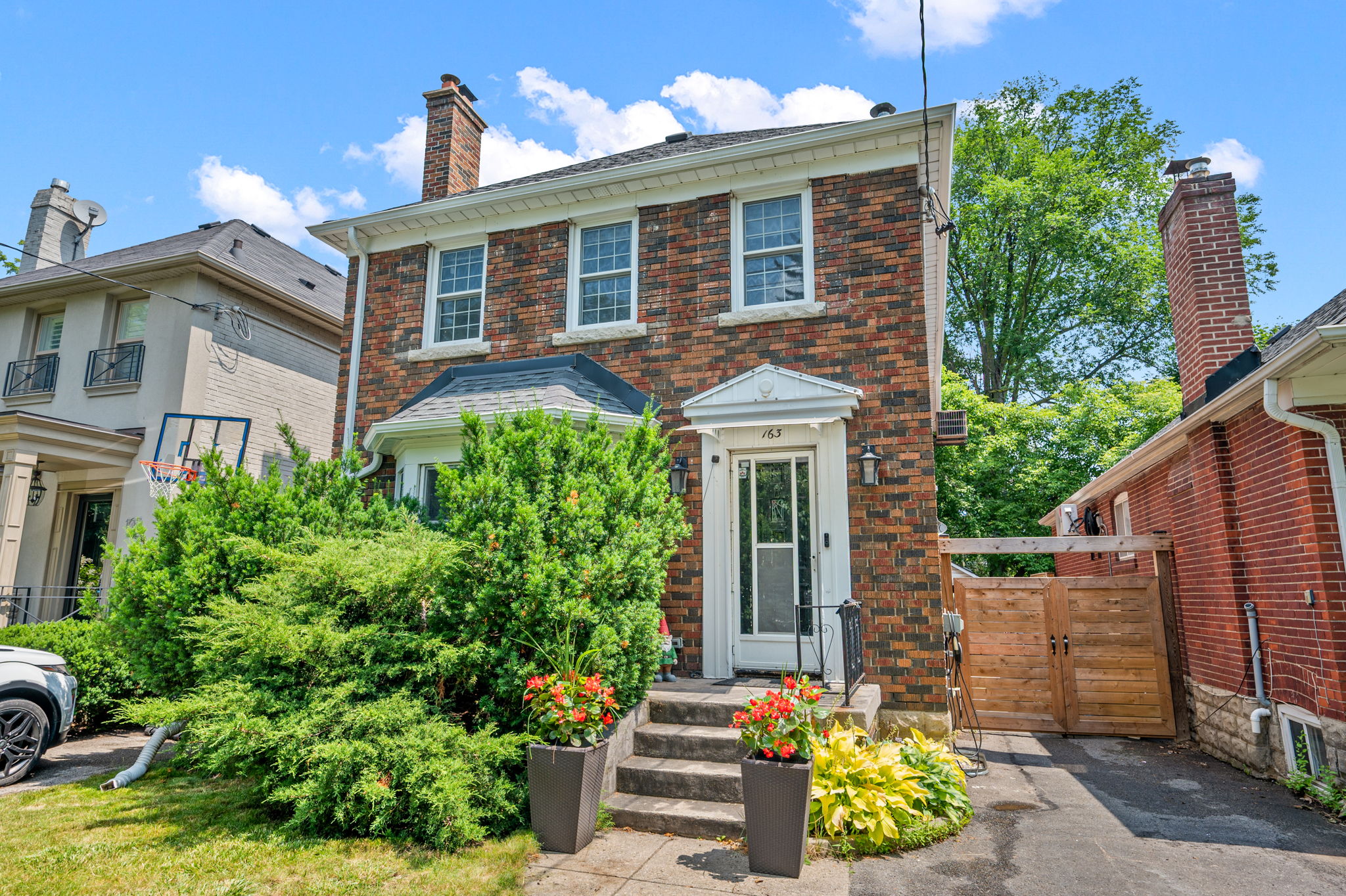 163 Rumsey Rd Toronto, ON M4G 1P4