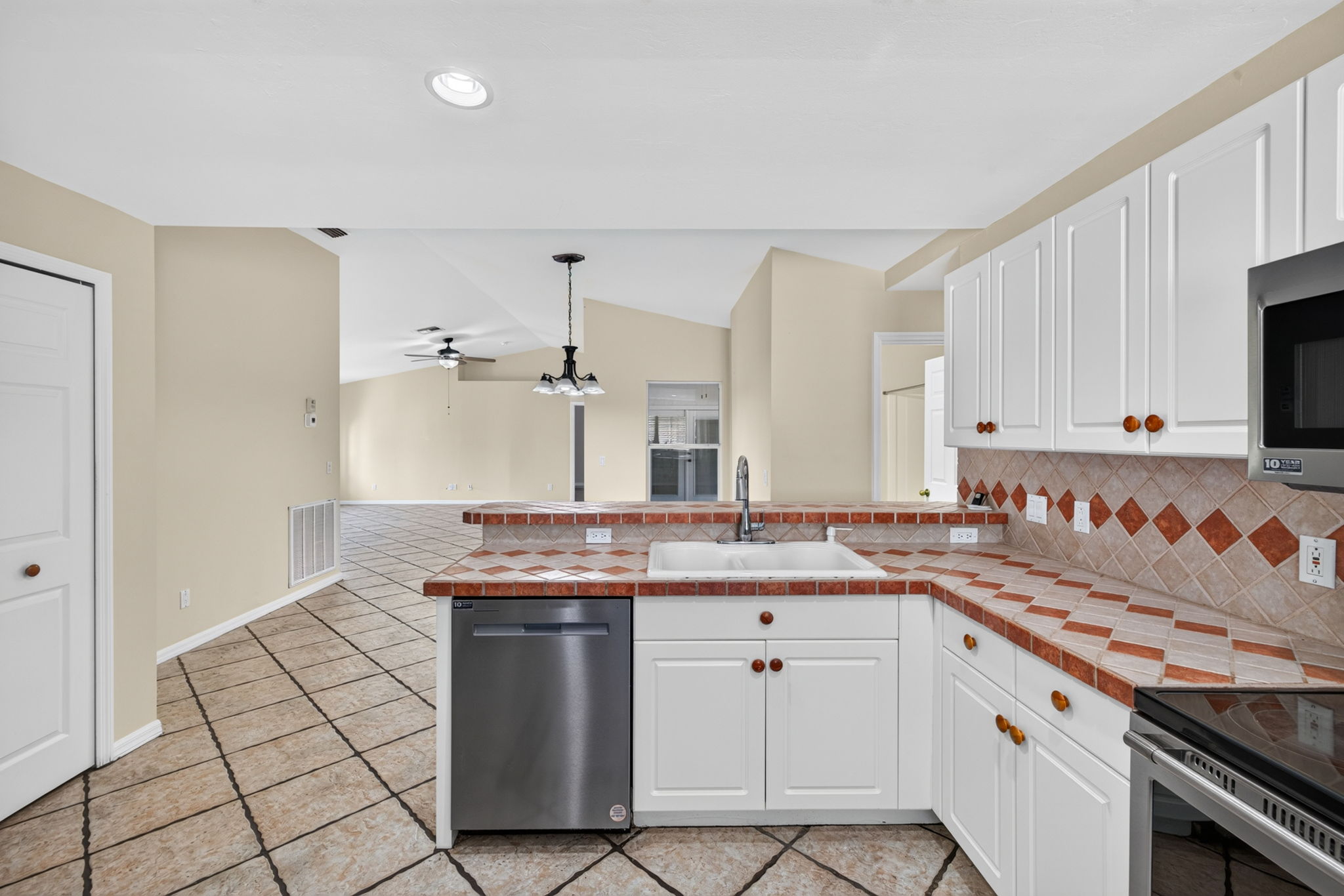 Kitchen 3 of 4