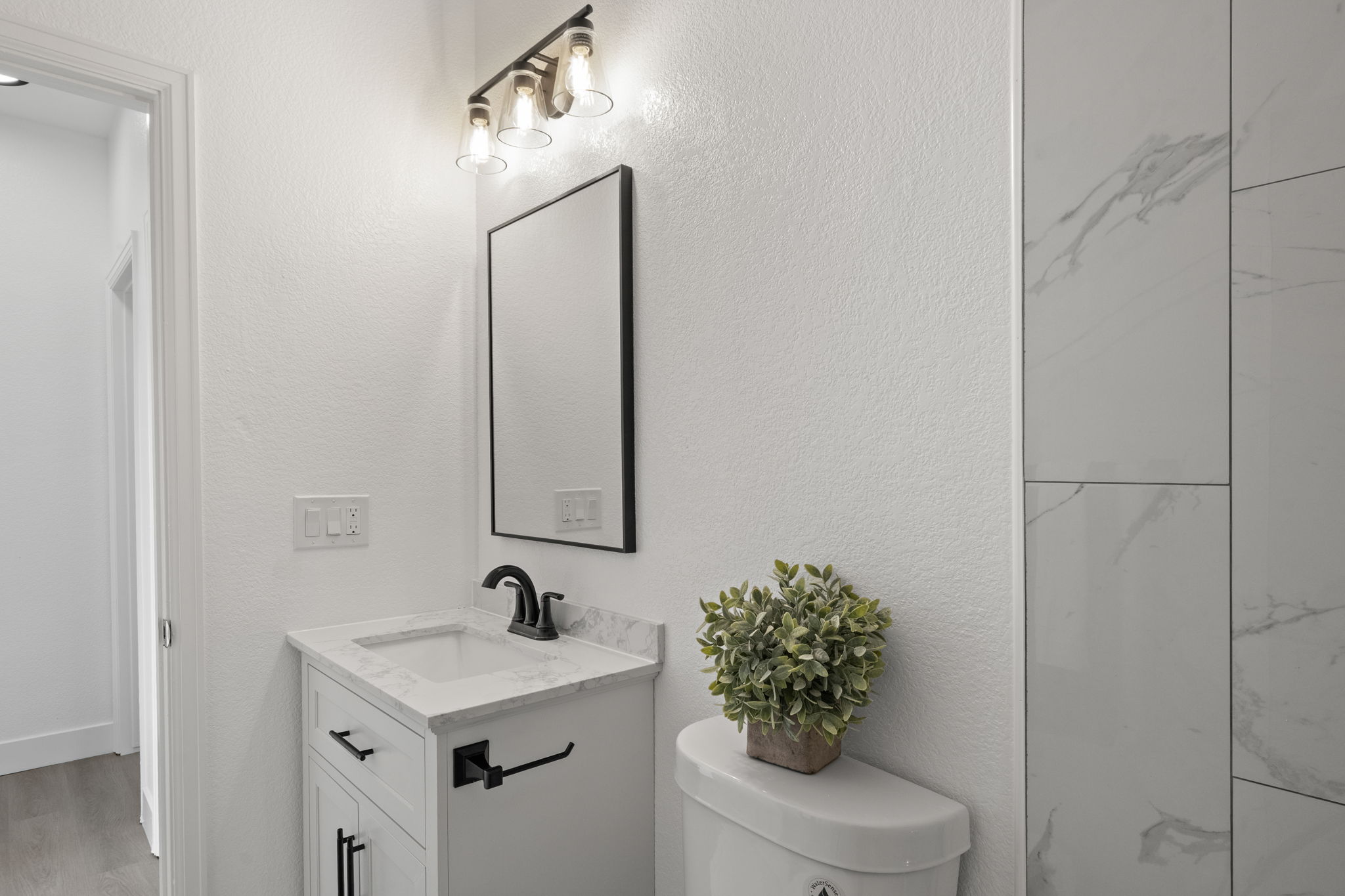 Upstairs Bath 4