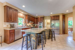 Kitchen/Breakfast Bar