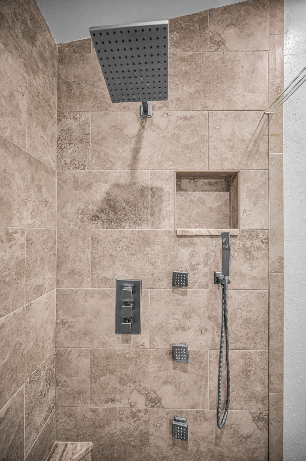 Primary Bathroom1c