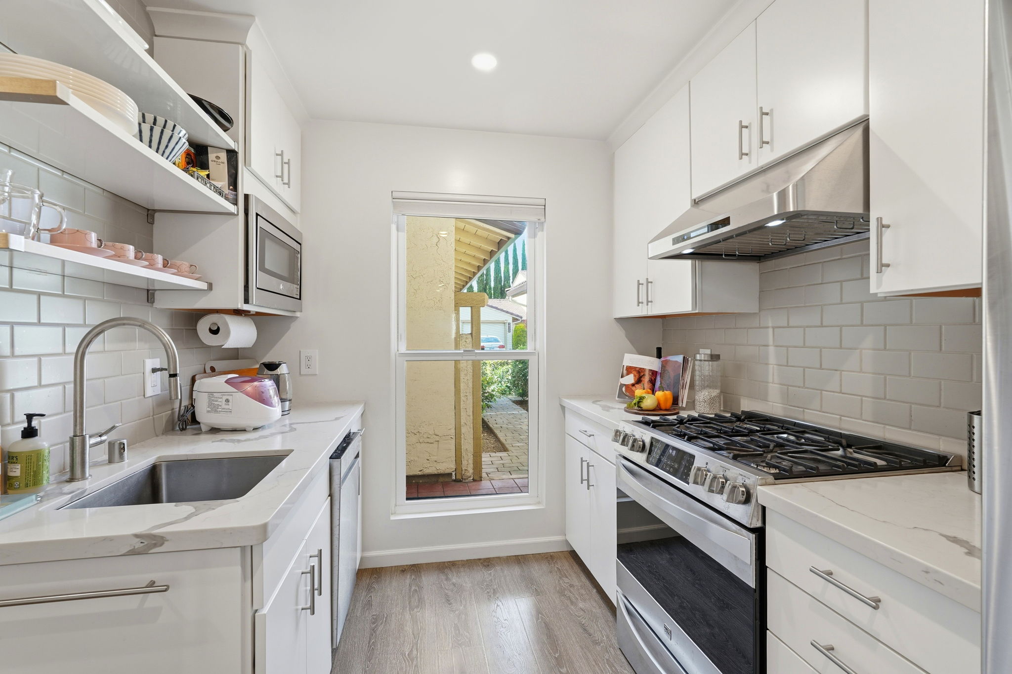 007_F8_1636 Branham Ln