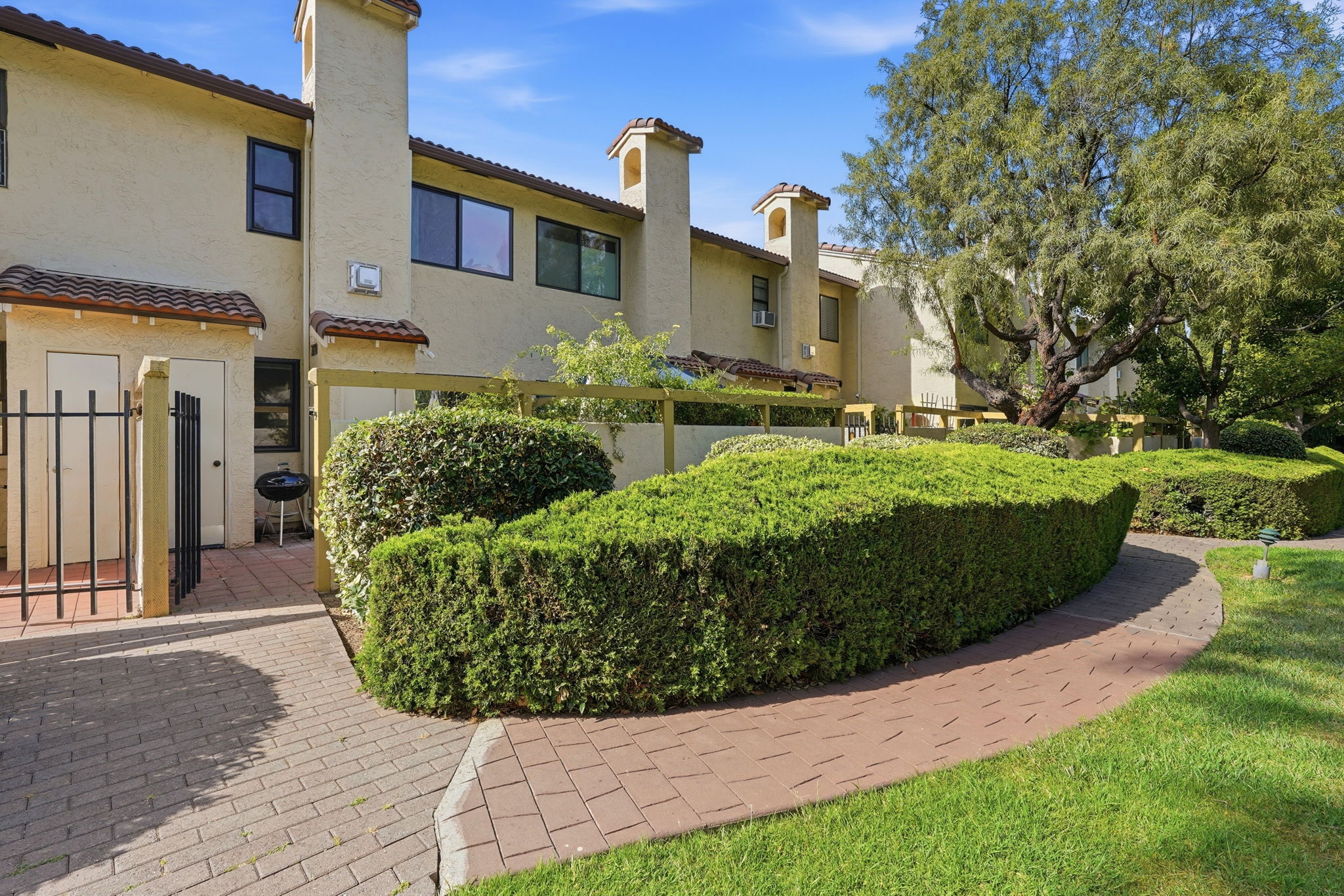 031_F8_1636 Branham Ln