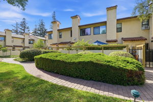032_F8_1636 Branham Ln