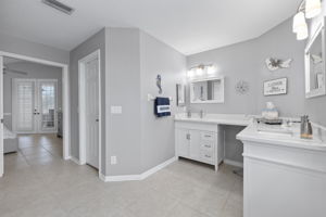 Dual Sinks and Walk in Closets!