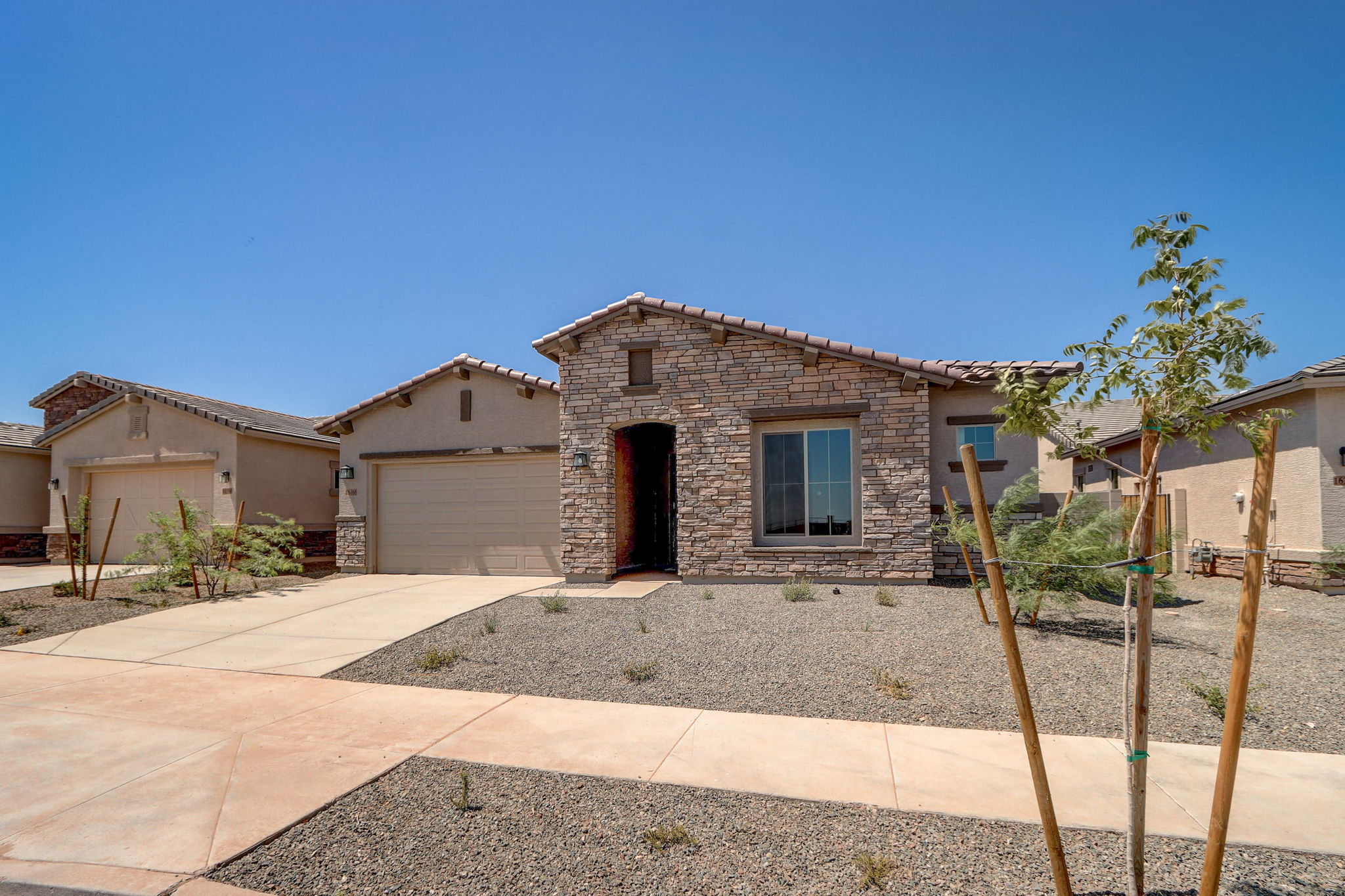  W Desert Mirage Dr-002