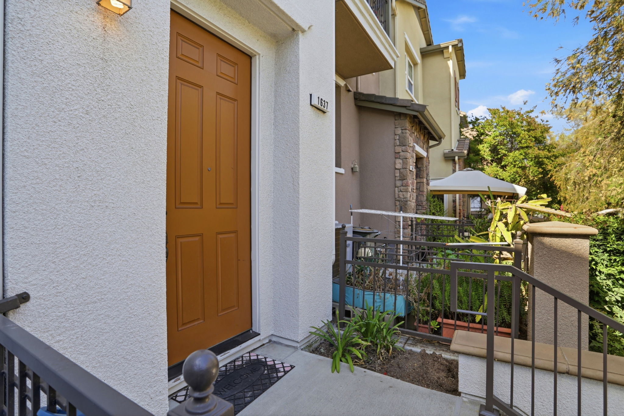 004_F8_1637 Mabury Rd
