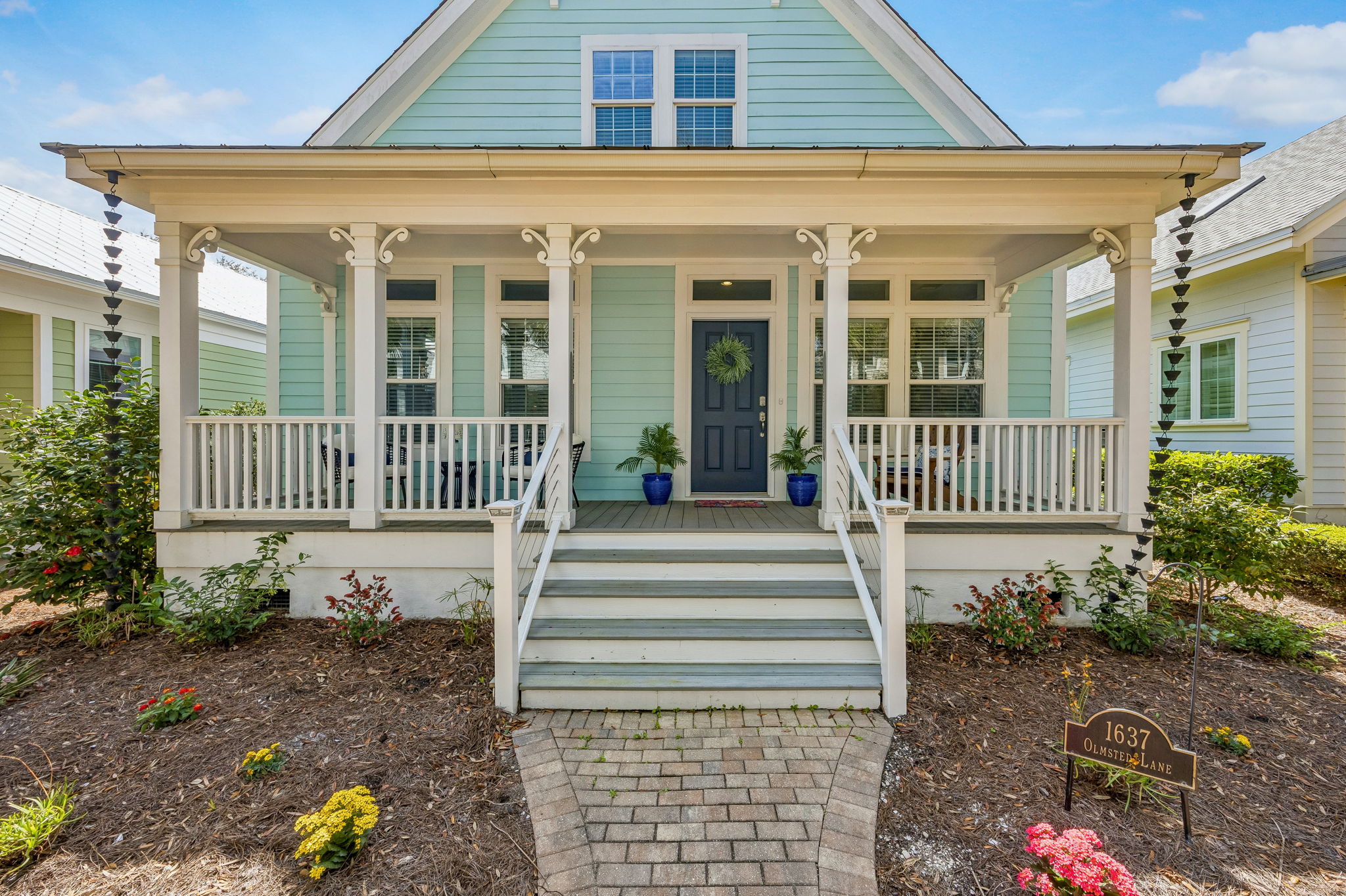 Spacious and sheltered, it offers the kind of everyday comfort that makes lingering easy.