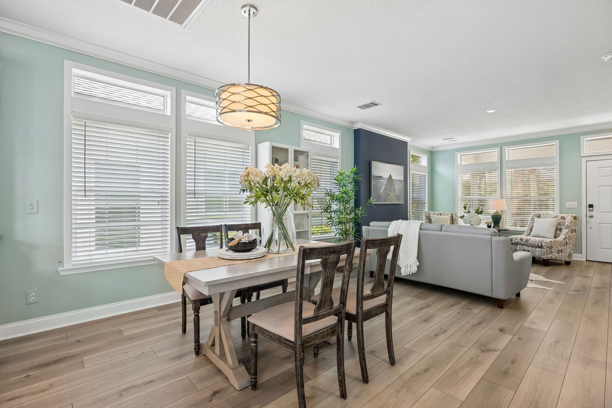 Nearby, the dining area sits right at the center of it all ...