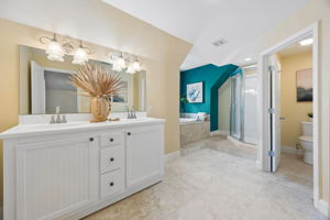 Nearby, the guest bath is equally well scaled ...