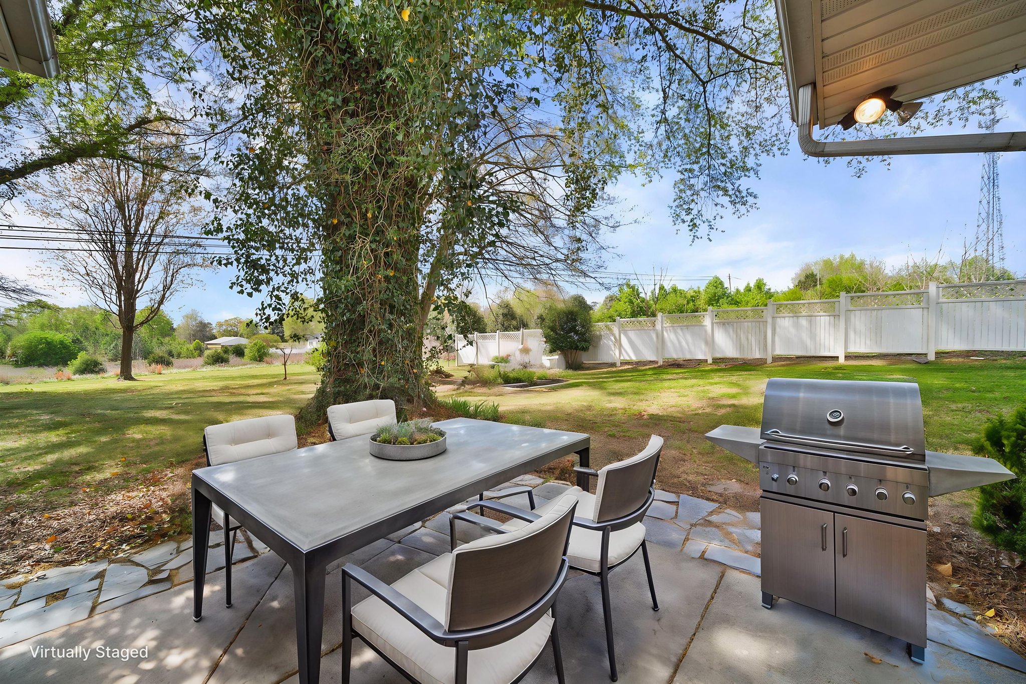 DSC03810_web virtually staged.jpeg