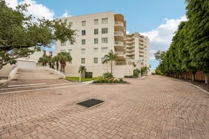 Summer House Ln 402B-S1709-002.jpg