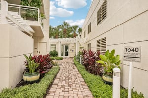 Summer House Ln 402B-S1709-003.jpg