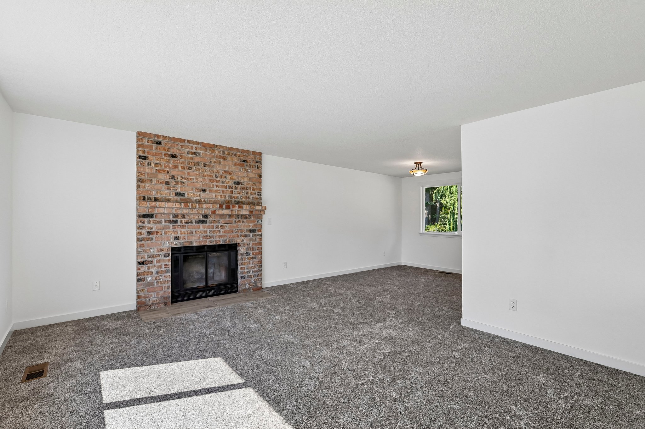92 Ave E-S1806-009.jpg