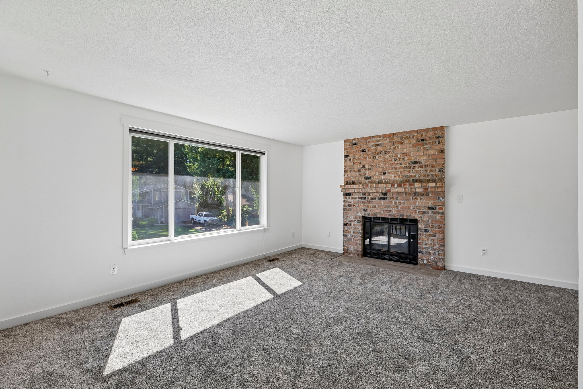 92 Ave E-S1806-010.jpg
