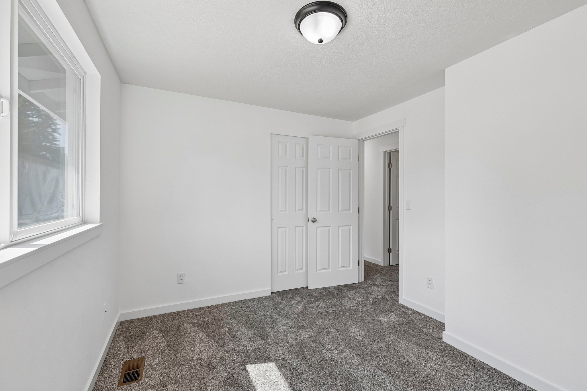 92 Ave E-S1806-019.jpg