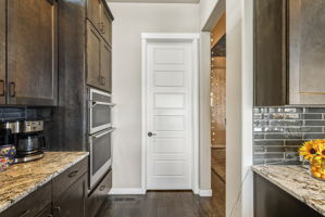 Breakfast Bar/Pantry