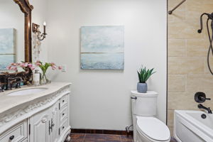 UPPER LEVEL BATHROOM