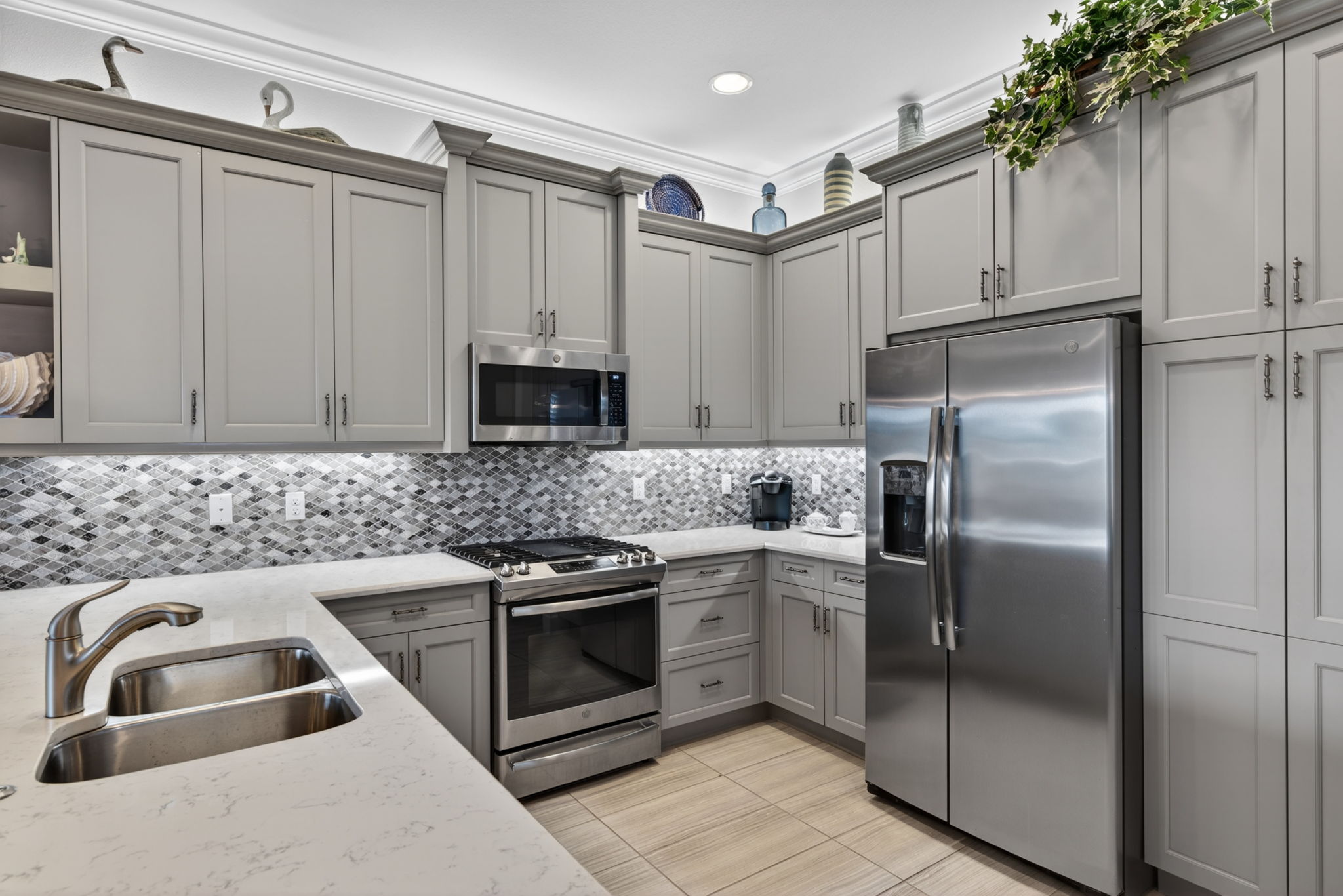 All appliances convey! Gas cooking present!