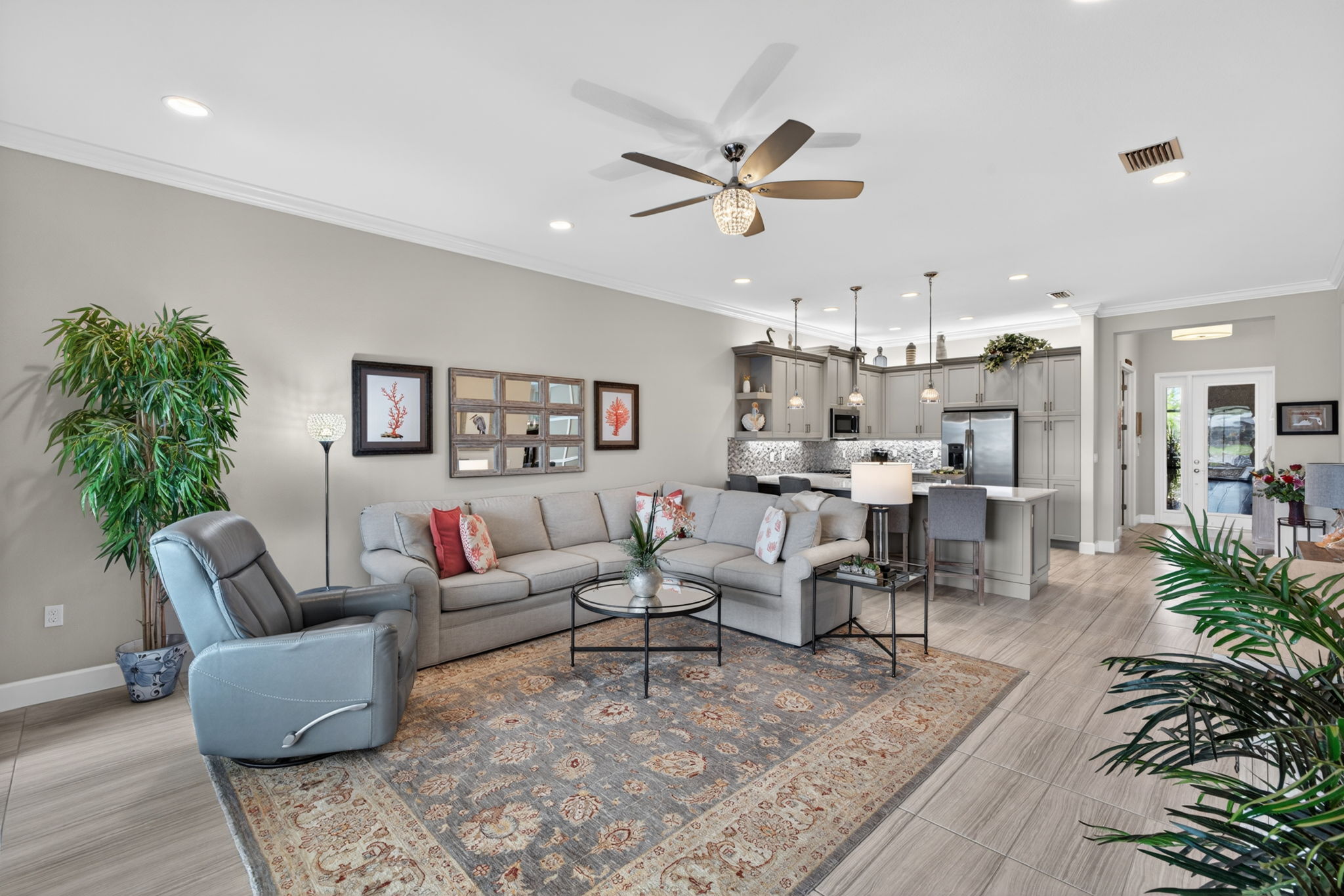 From lanai looking in towards kitchen...see the gorgeous plank tile flooring?!?