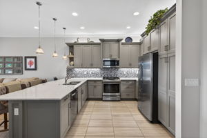 Functional work flow for busy cooks! LOVE the wide drawers!